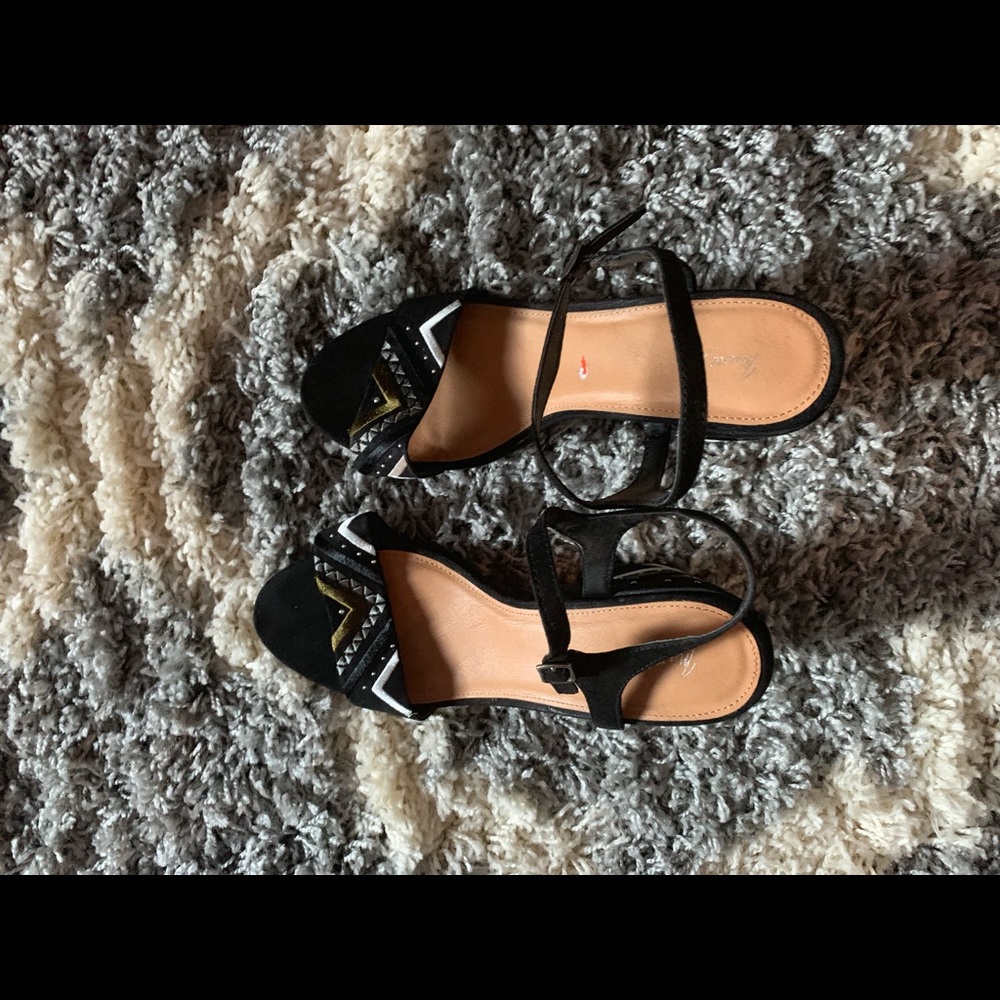 Embroidered block heeled shoes. Super cute & comfy